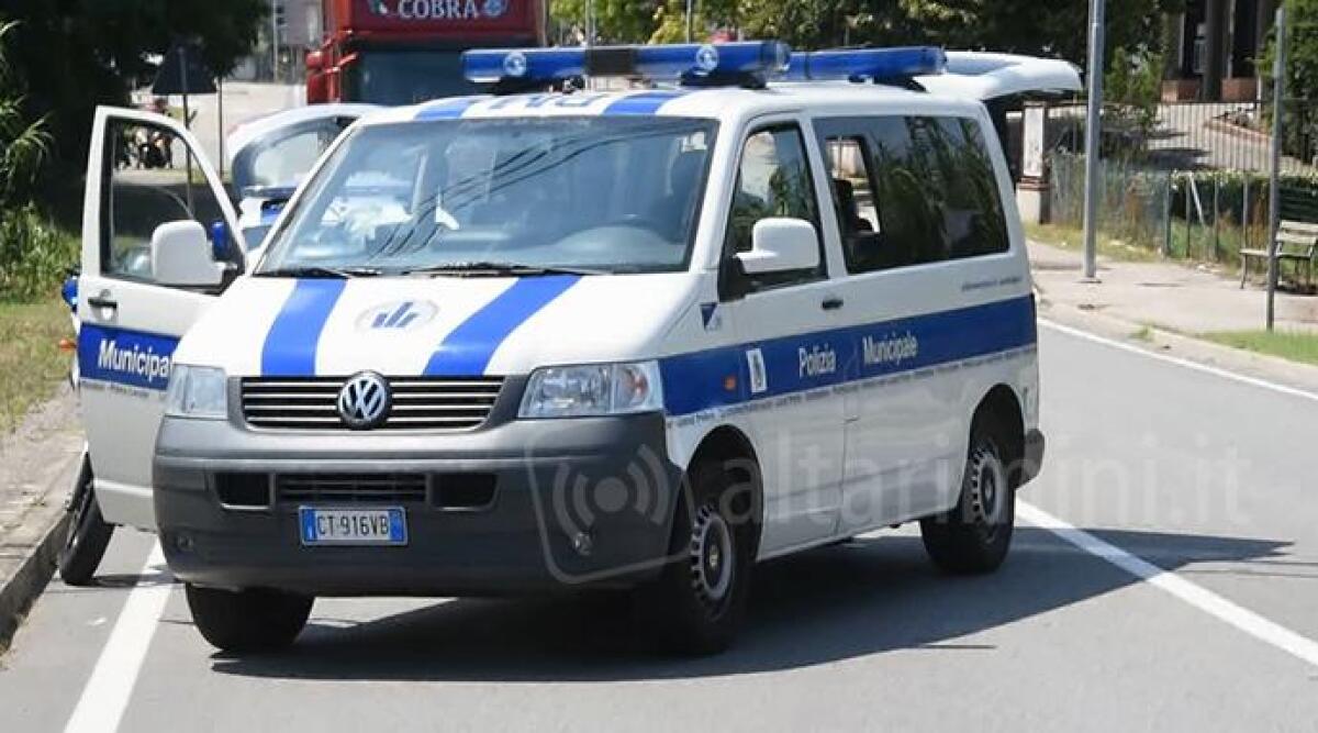 Scavi non autorizzati sulla strada Marecchiese: traffico in tilt e ditta sanzionata - Mezzo della Polizia Locale