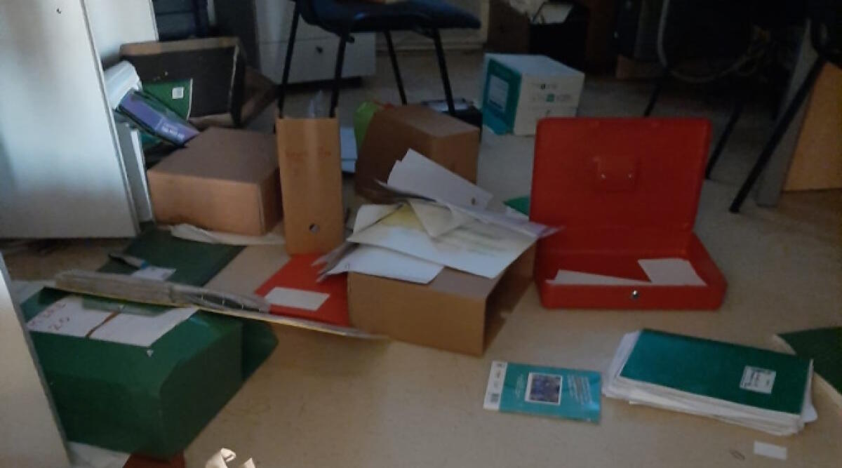 Rimini, la sede della protezione civile di via Marecchiese vandalizzata per la quinta volta - Uno degli uffici vandalizzato