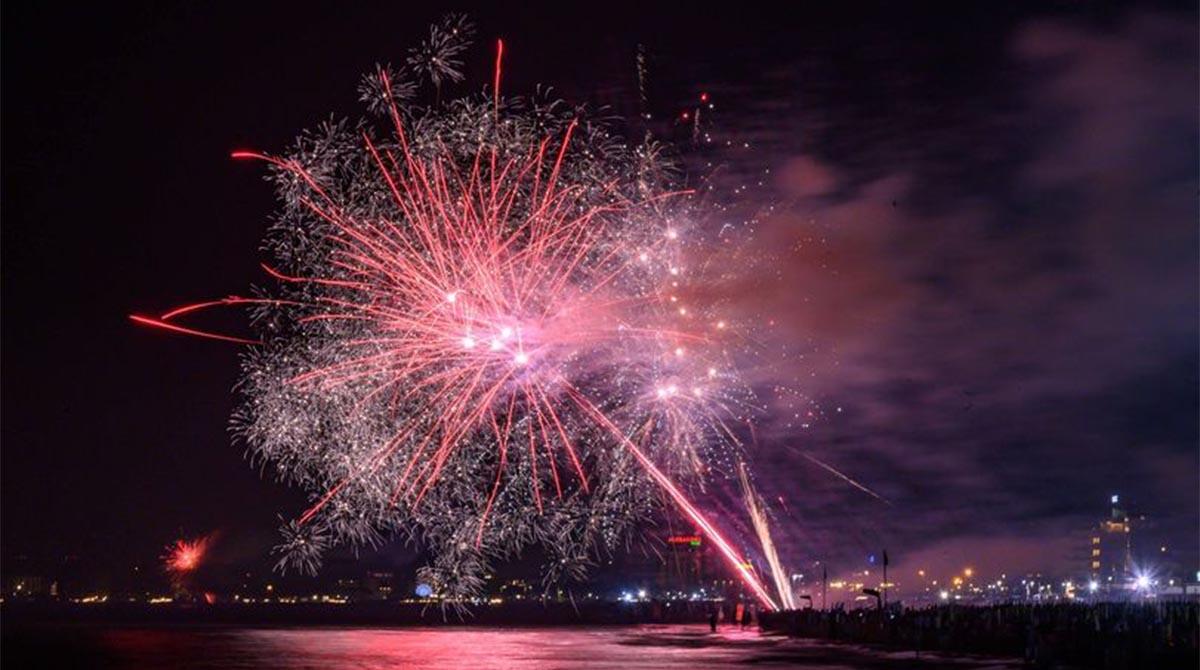 Riccione, è Ferragosto ma si pensa al Natale: presentato il logo delle iniziative invernali - Fuochi d'artificio a Riccione ARCHIVIO