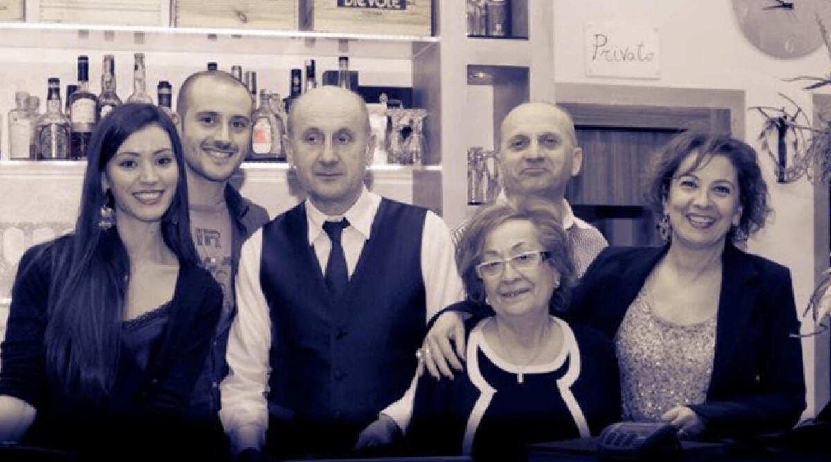 Pietracuta piange Elisa Saccani, storica fondatrice del ristorante "La Grotta" - Elisa Saccani alla Grotta (al centro assieme al fratello Lorenzo, Lucio, l'attuale titolare è il secondo da sinistra)