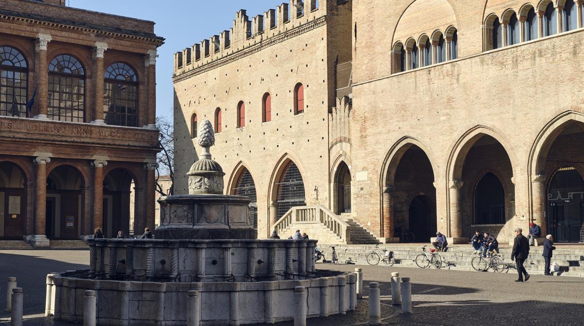 Aumentano i residenti ma anche gli anziani soli, crescono i matrimoni: come cambia la popolazione di Rimini - Palazzi dell'Arengo e del Podestà, Teatro Galli in piazza Cavour a Rimini Ph Gallini