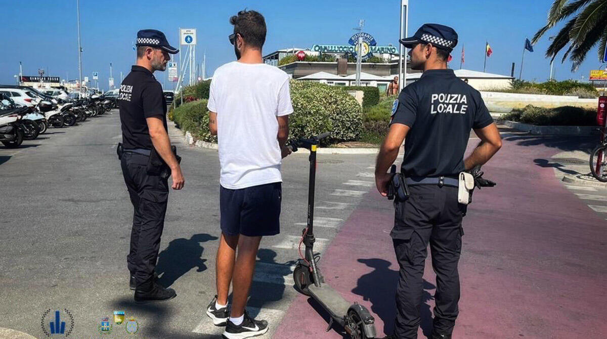 Riccione, pugno duro su monopattini elettrici: "9 incidenti negli ultimi due mesi" - Controlli della Polizia Locale di Riccione