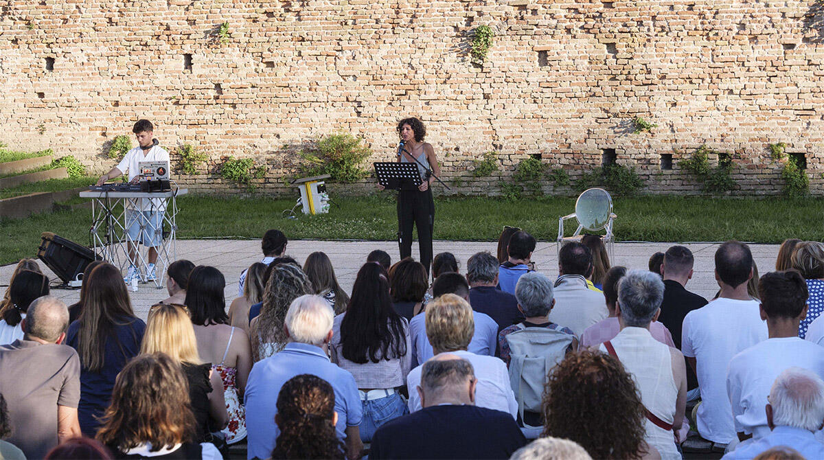 Rimini, ecco i nomi degli studenti premiati dopo la maturità: "Non solo quelli che all'esame hanno preso 100" - Festa dei Traguardi, la vicesindaca Bellini durante il suo intervento ©Riccardo Gallini /GRPhoto
