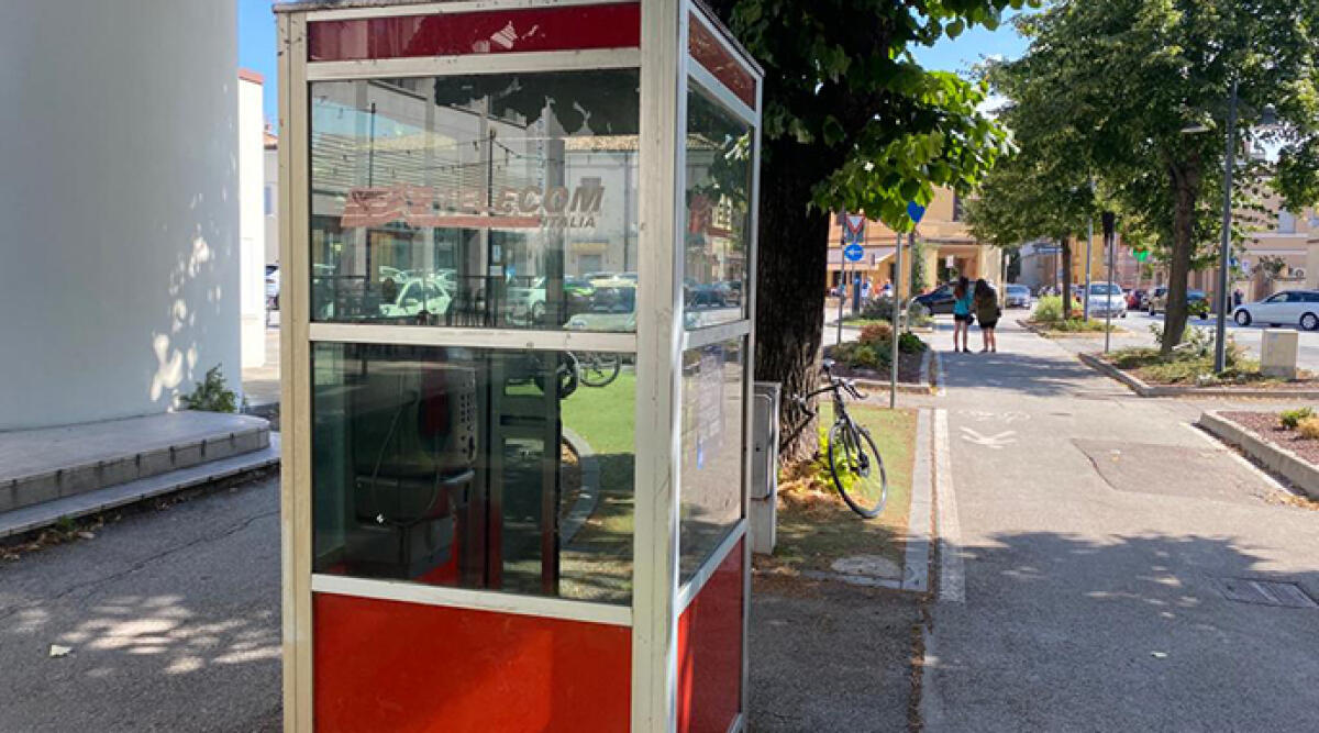 Fine di un'era: addio alle cabine telefoniche a Santarcangelo - Cabina telefonica a Santarcangelo