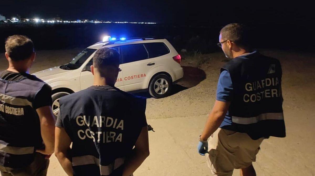 Pesca illegale alla foce del Marecchia, intervento della Guardia Costiera - Guardia Costiera in azione