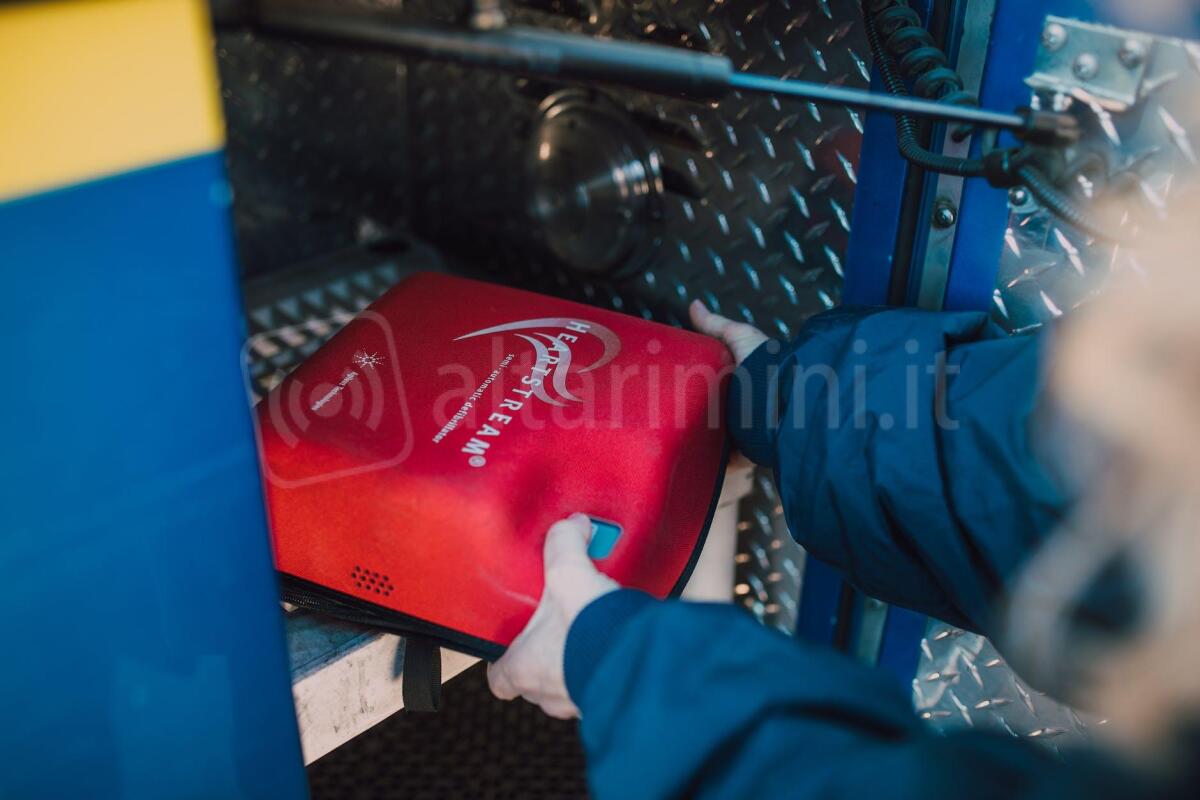 Scuole sicure, entro la fine dell'anno ogni plesso avrà almeno un dispositivo salvavita - Photo by RDNE Stock project on <a href="https://www.pexels.com/photo/person-getting-a-defibrillator-6519837/" rel="nofollow">Pexels.com</a>