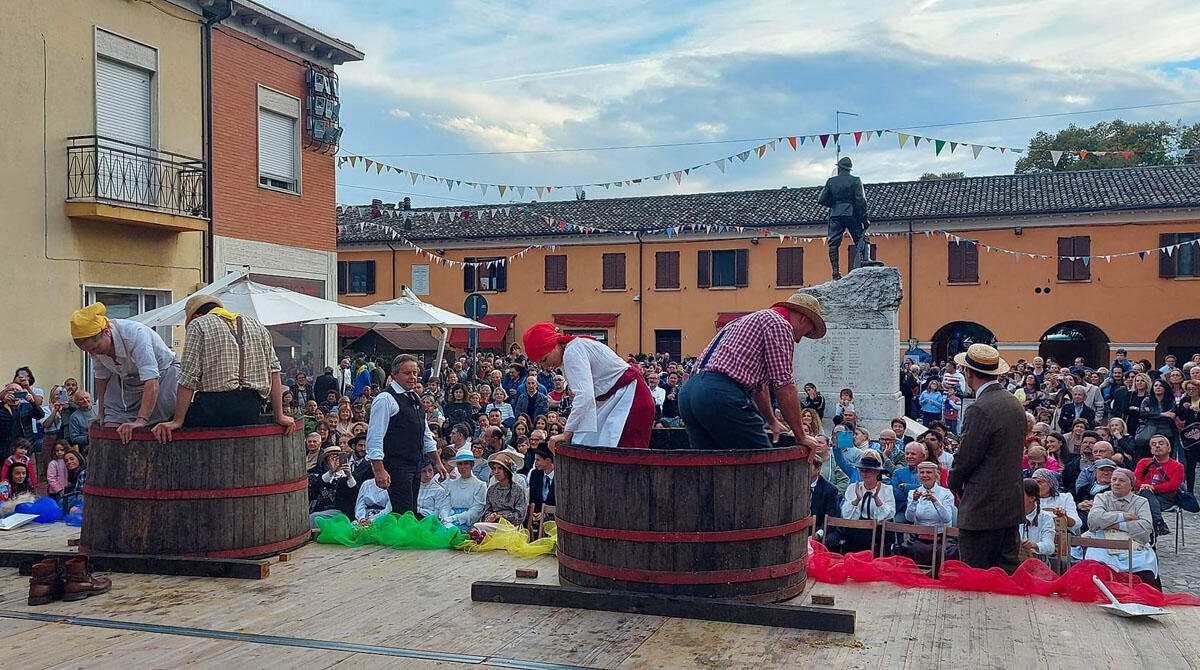 Capodanno del Vino, a San Giovanni partono i preparativi per l'evento che celebra le tradizioni della Romagna - Un momento della pigiatura da una precedente edizione dell'evento