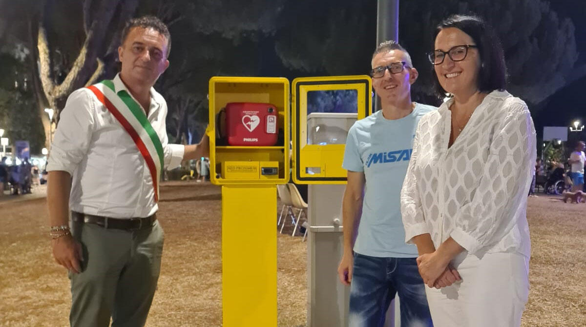 Nuovo defibrillatore per il Parco del Sole di Misano - Anche Emma Petitti all'inaugurazione del defibrillatore