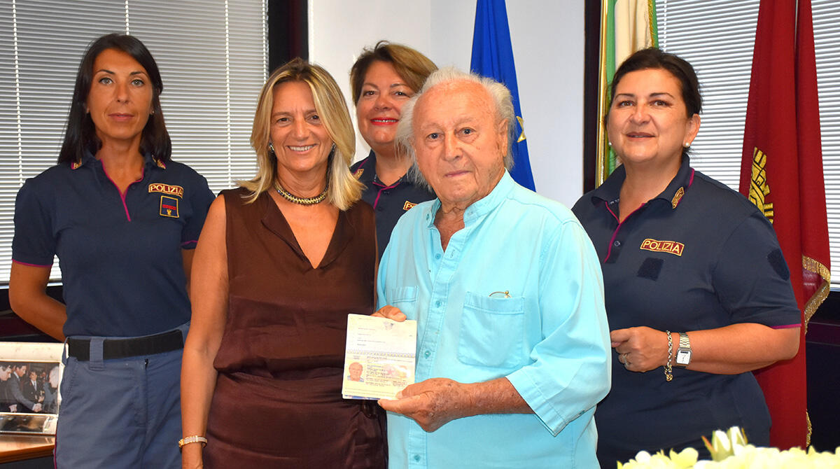 Un secolo di vita e una passione irrefrenabile per i viaggi: il centenario Gino ritira il passaporto - Il Questore Lavezzaro consegna il passaporto al signor Gino