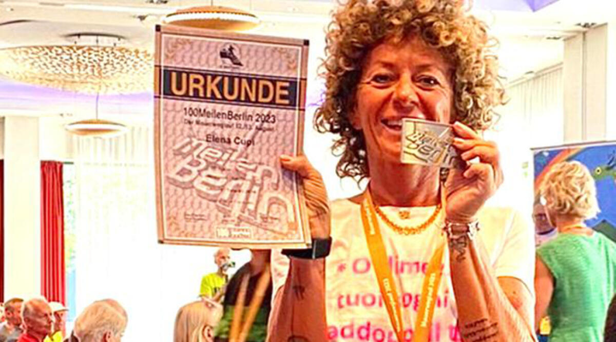 Corre 160 chilometri, la forza di volontà di un’estetista: Elena Cupi supera vesciche e dolori alla Maratona del Muro di Berlino - Elena Cupi conquista la Maratona del Muro di Berlino