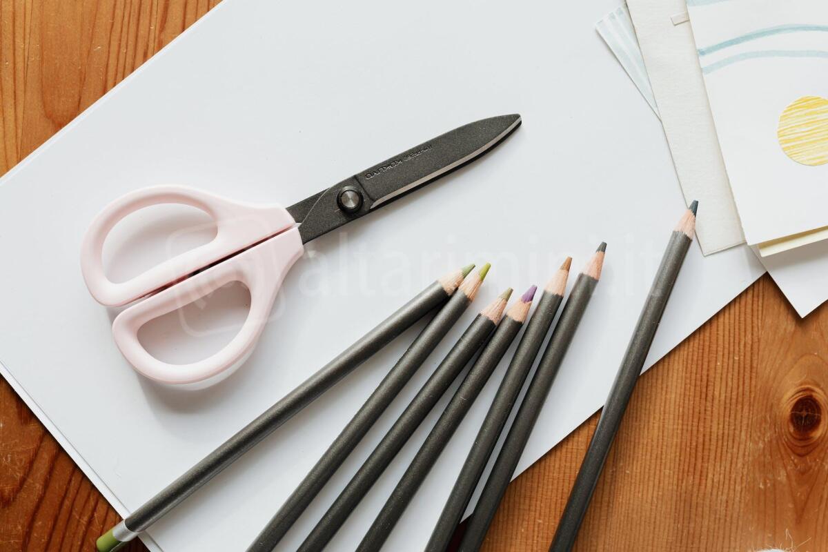 Caro scuola: come richiedere i contributi per i libri di testo - Photo by Karolina Grabowska on <a href="https://www.pexels.com/photo/stationery-for-sketching-and-drawing-on-wooden-table-4219521/" rel="nofollow">Pexels.com</a>