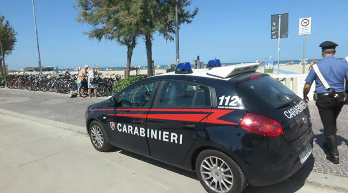 Chiringuitos "nel mirino" dei Carabinieri: scattano sanzioni da 2000 euro - Carabinieri sul lungomare di Rimini (Repertorio)