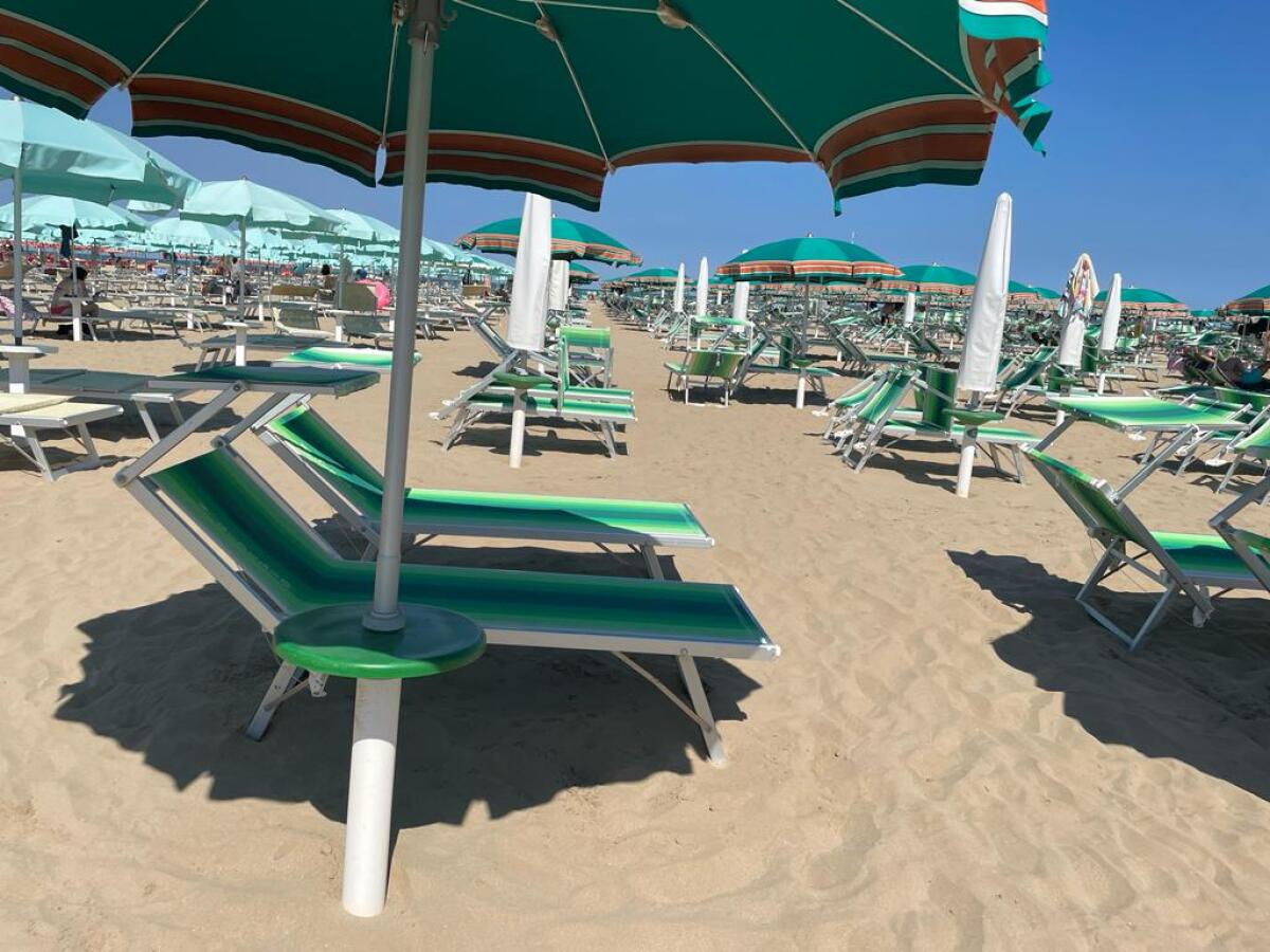 Rimini, i bagnini attendono Ferragosto ma c'è sfiducia. E c'è chi dice: "Stagione turistica va male" - Lettini vuoti sulla spiaggia di Rimini