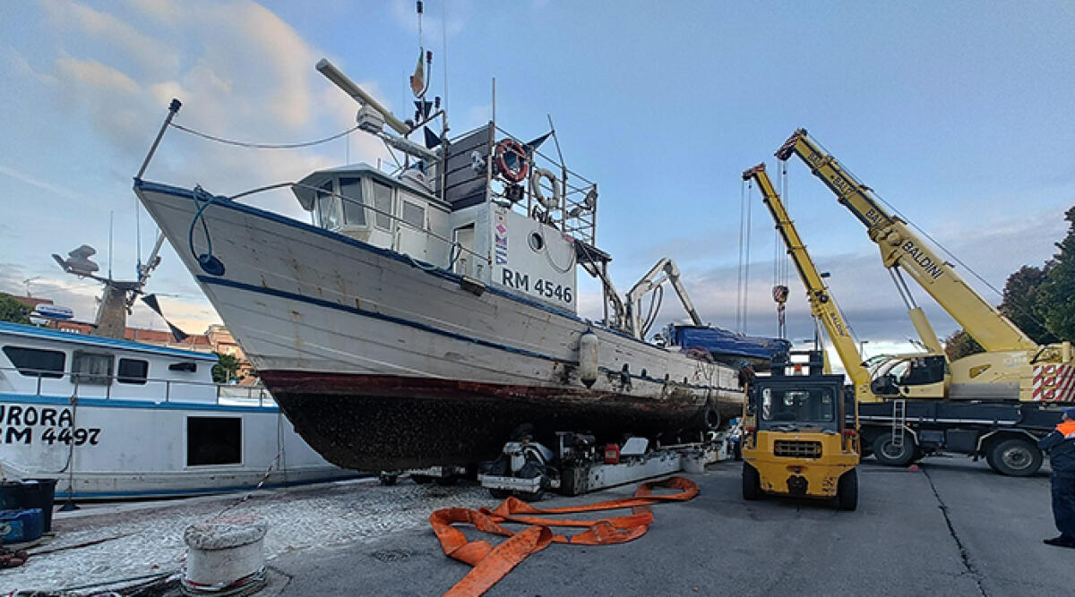 Peschereccio affonda nel porto canale, intervento della Capitaneria di Porto e della Polizia Locale - Peschereccio recuperato e messo in sicurezza