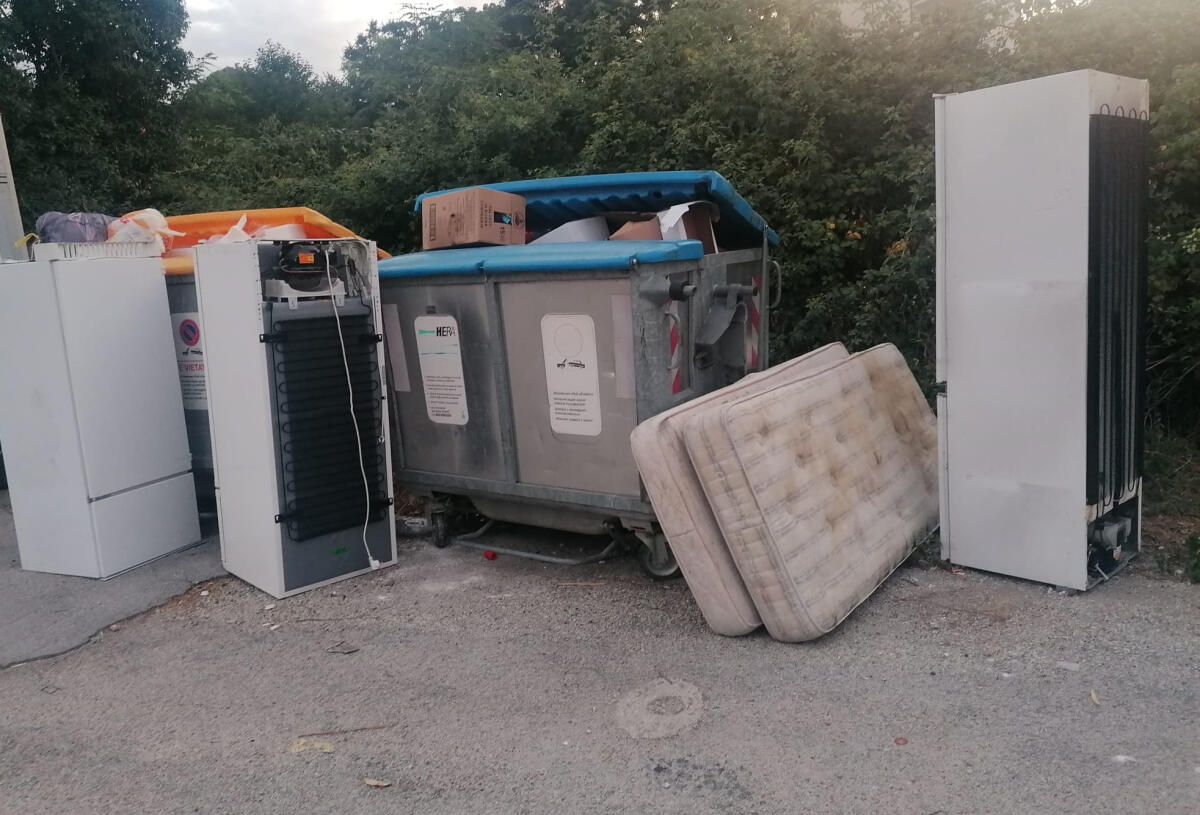 Rifiuti ingombranti abbandonati, la segnalazione del lettore - Foto del lettore