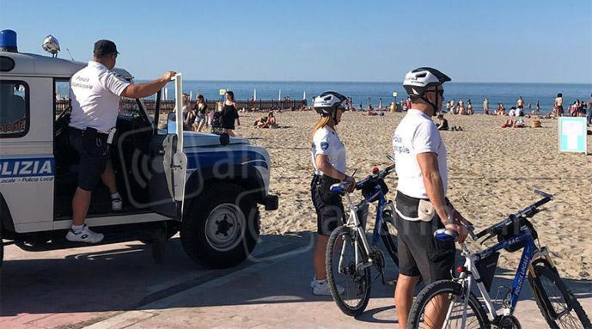 Ruba il cellulare da un ombrellone nella spiaggia del Grand Hotel - Controlli in spiaggia, archivio