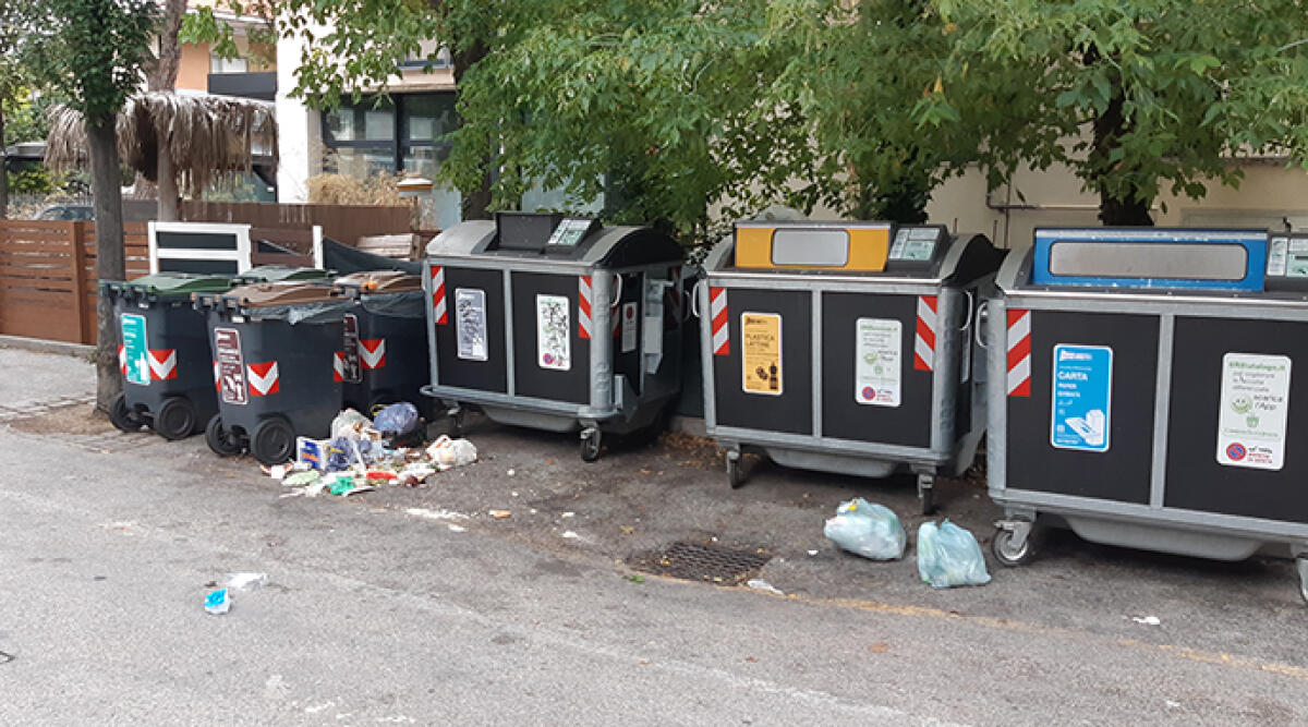 Emergenza rifiuti, segnalati abbandoni in via Laurana a Rimini - Rifiuti abbandonati REPERTORIO