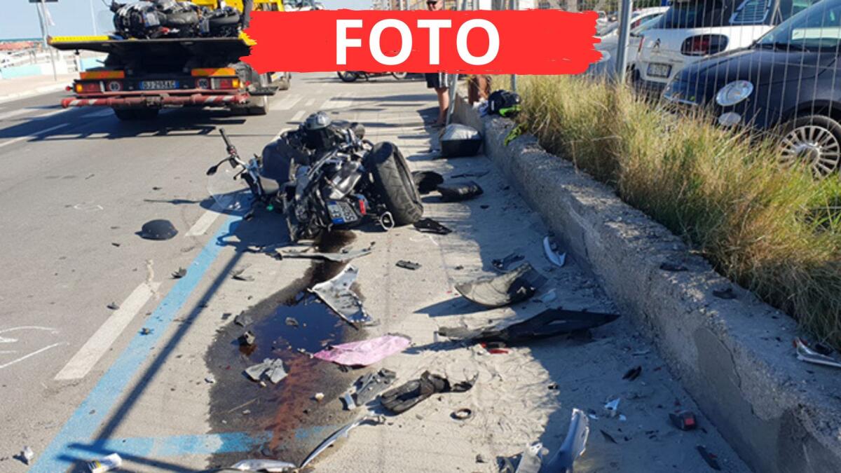 Invade la corsia opposta sul lungomare e fa 'filotto' di moto e scooter in sosta - Il luogo dell'incidente