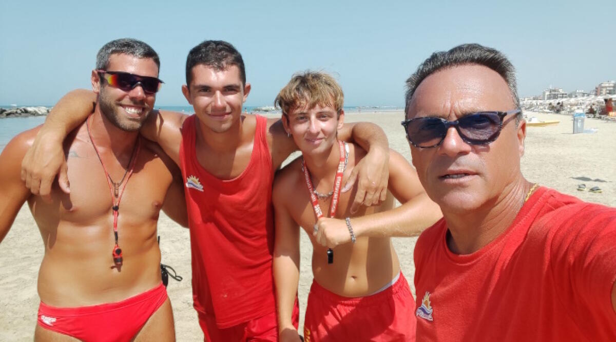 Rimini, turista polacca si infortuna in acqua, salvata dal team di salvataggio del Dolce Vita Beach Club - Da sinistra Jacopo Manduchi. Lorenzo Surico. Mattia Anselmi e il veterano Alberto Pazzaglia Betobahia 