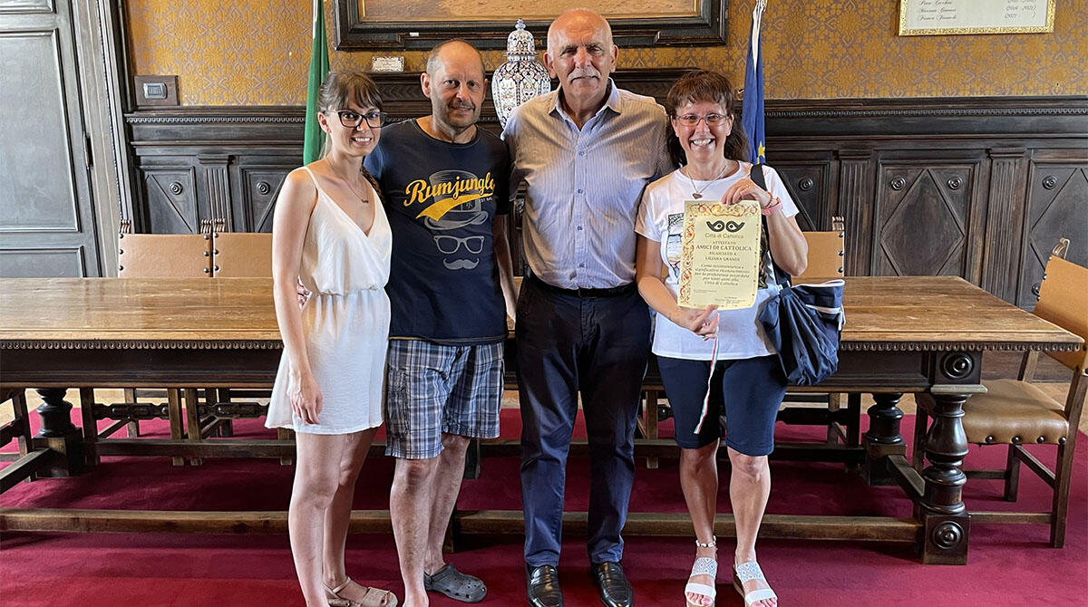 Turisti fedeli premiati, "Per noi mare vuole dire solo Cattolica" - La famiglia Scarian premiata dall'amministrazione comunale