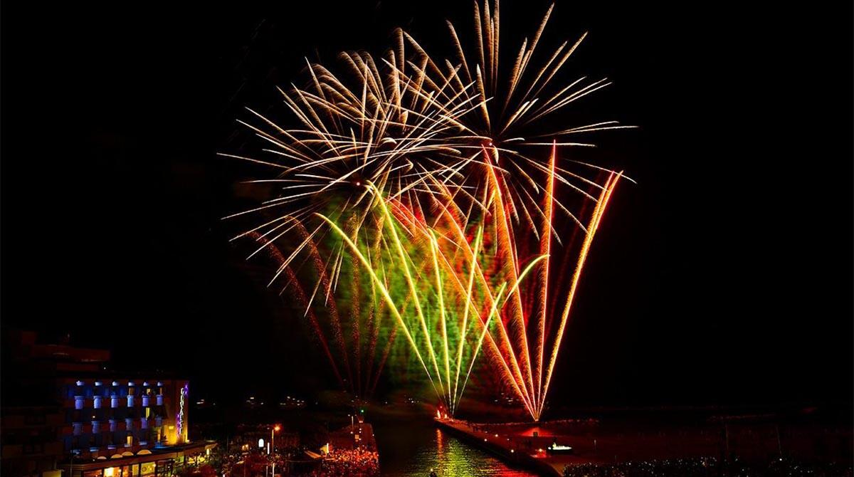Ferragosto a Bellaria tra fuochi d'artificio e un ospite inatteso: Babbo Natale - Fuochi d'artificio a Bellaria Igea Marina PH FEDERICA GIORGETTI