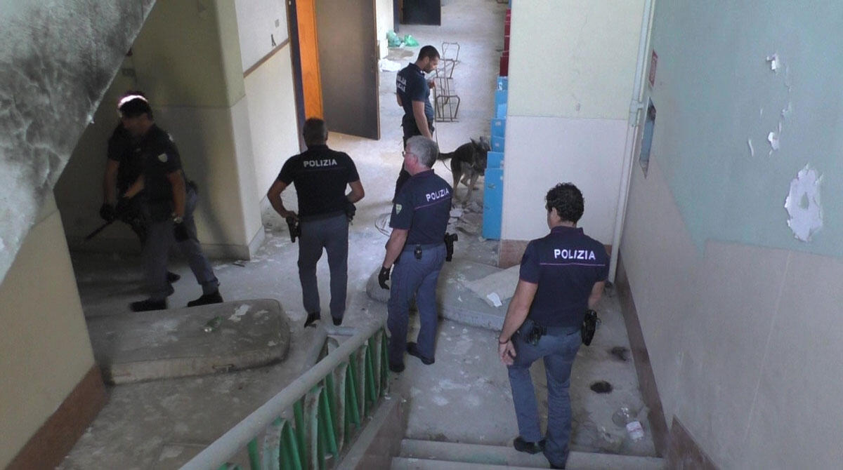 Scatta l'operazione antidegrado: blitz forze dell'ordine nelle ex colonie e negli ex hotel - 