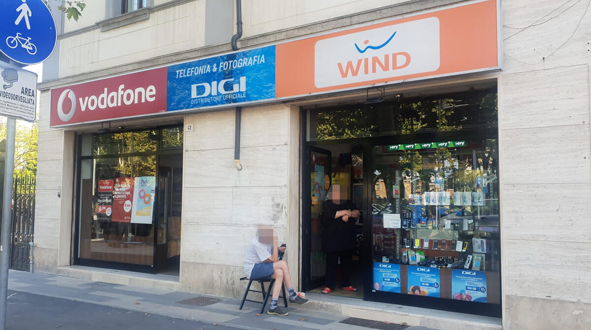 Non può fargli la ricarica telefonica: commesso aggredito con una bottiglia di vetro - Il negozio di piazzale Cesare Battisti dove è avvenuta l'aggressione