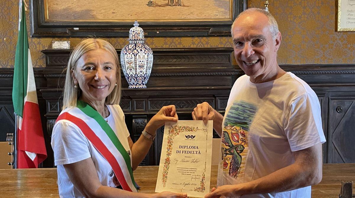Dal 1964 in vacanza in Romagna, non solo d'estate: Fabio è "Amico di Cattolica" - Sindaca Foronchi con il nuovo "amico di Cattolica" Fabio Caiazzo
