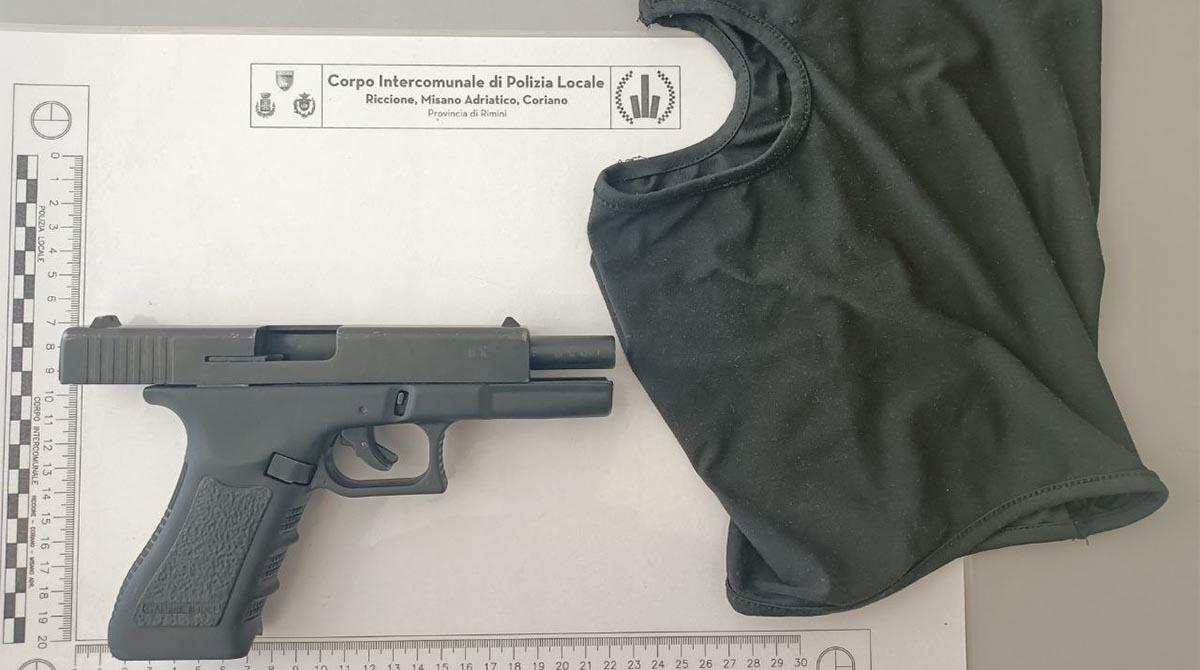 Riccione, fermati sul lungomare con pistola e passamontagna: "Siamo tik-toker e giriamo dei video". Scatta la denuncia -