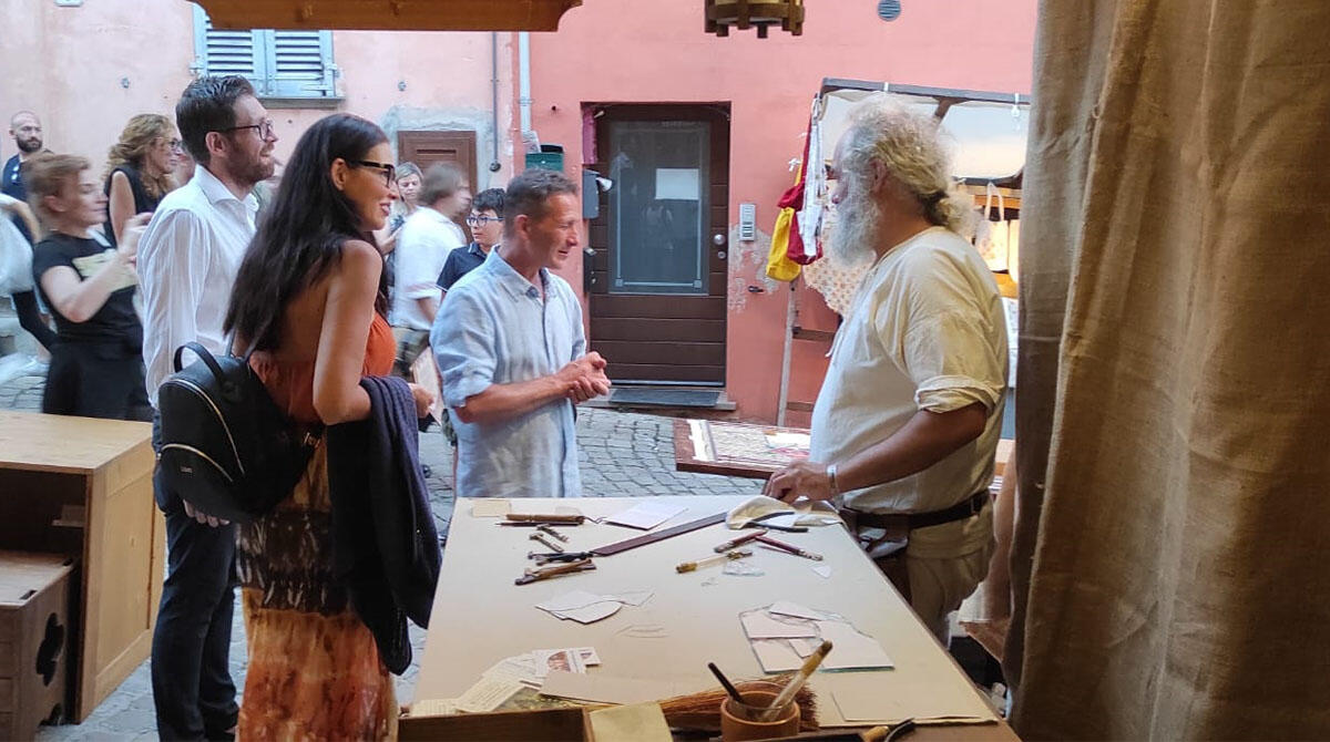 Beatriz Colombo (Fdi) al Palio del Daino annuncia: "Legge per istituire la giornata degli antichi mestieri" - Beatriz Colombo in visita al Palio del Daino