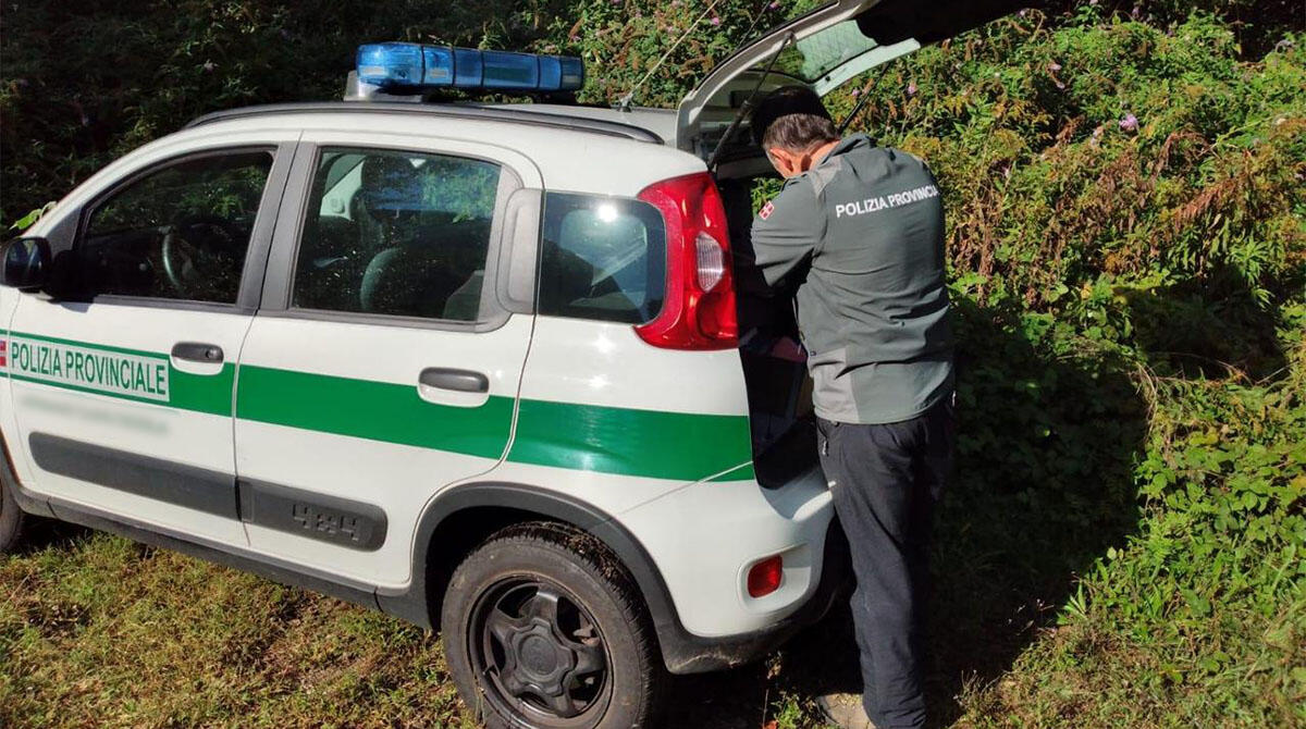 Nel sottosella della sua moto c'era una maglia "tarocca" della Polizia Provinciale di Rimini: denunciato - ARCHIVIO