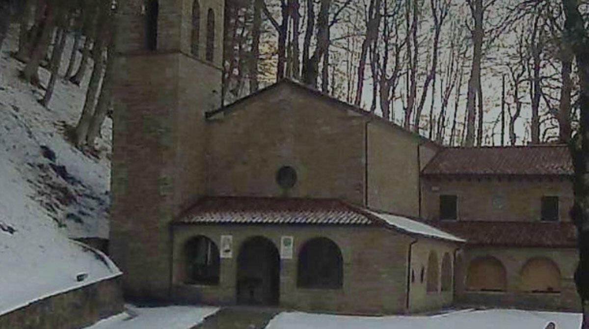 Eremo di Montecopiolo, cittadini in fermento: "Riaprite il rifugio". Burocrazia ha bloccato tutto per 9 anni - Il santuario dell'Eremo di Montecopiolo sul monte Carpegna FOTO DAL WEB