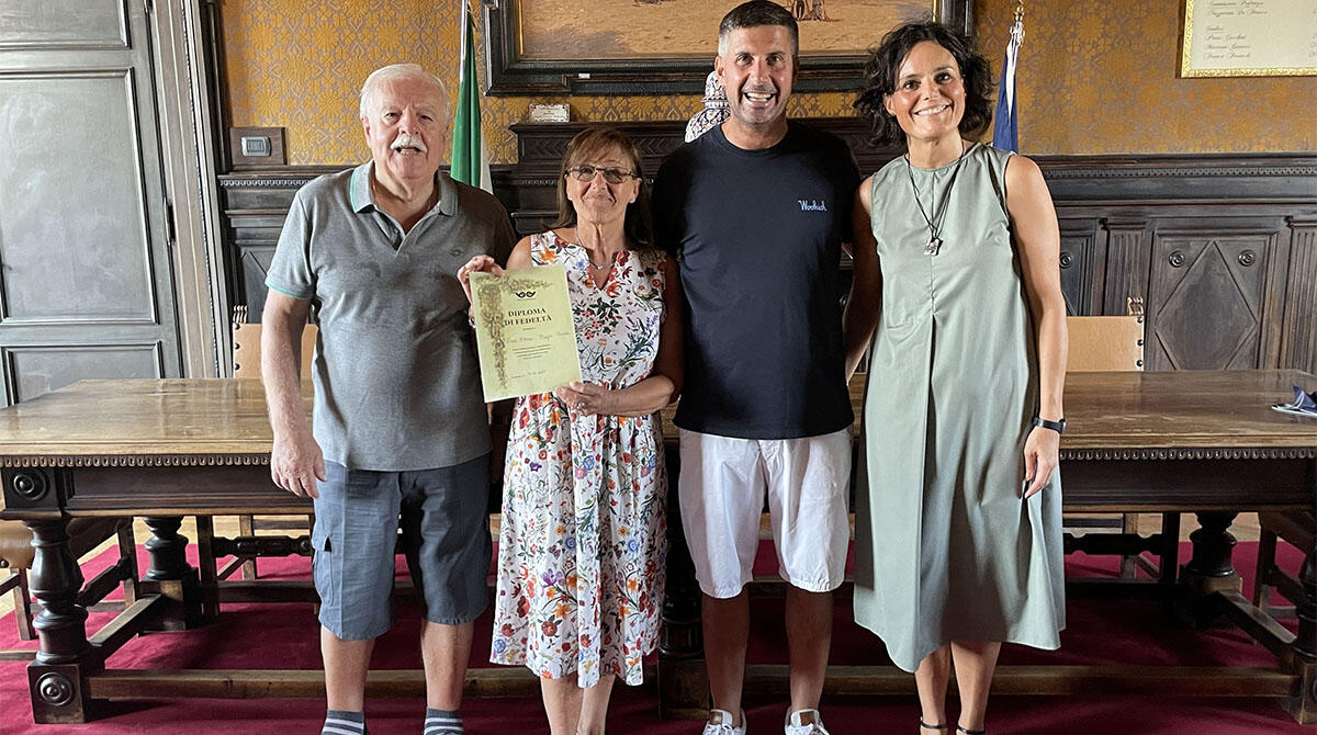 Turisti fedeli a Cattolica: "Ambiente familiare, abbiamo voglia di tornare" - I coniugi Boni premiati dal vicesindaco Belluzzi