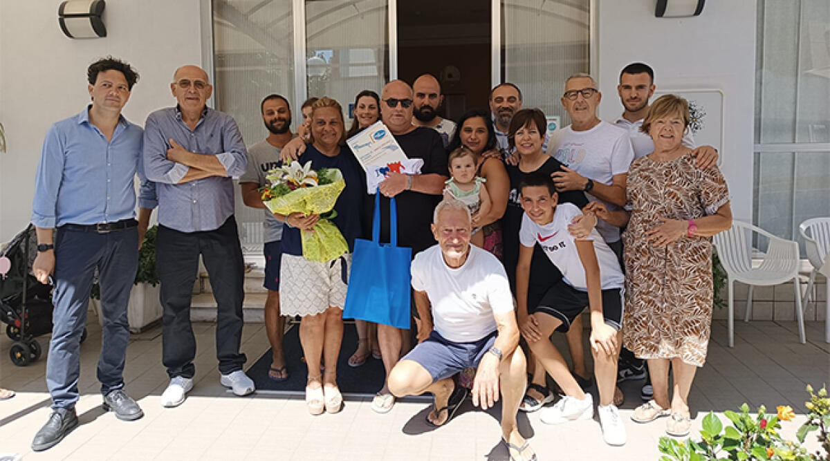 Emozionante premiazione a sorpresa per Gigi Almanacco: una storia di famiglia e vacanze a Torre Pedrera - Premiazione per il fedele turista romano, alla presenza degli assessori Yuri Magrini e Mattia Morolli