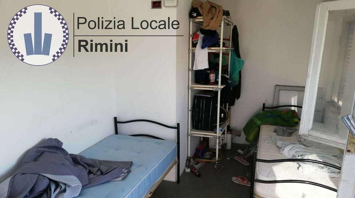 Hotel di Miramare con ripostigli adibiti a camere, fili elettrici scoperti ed estintori scaduti: scattano denuncia e sanzioni - Uno dei rispostigli adibiti a camera