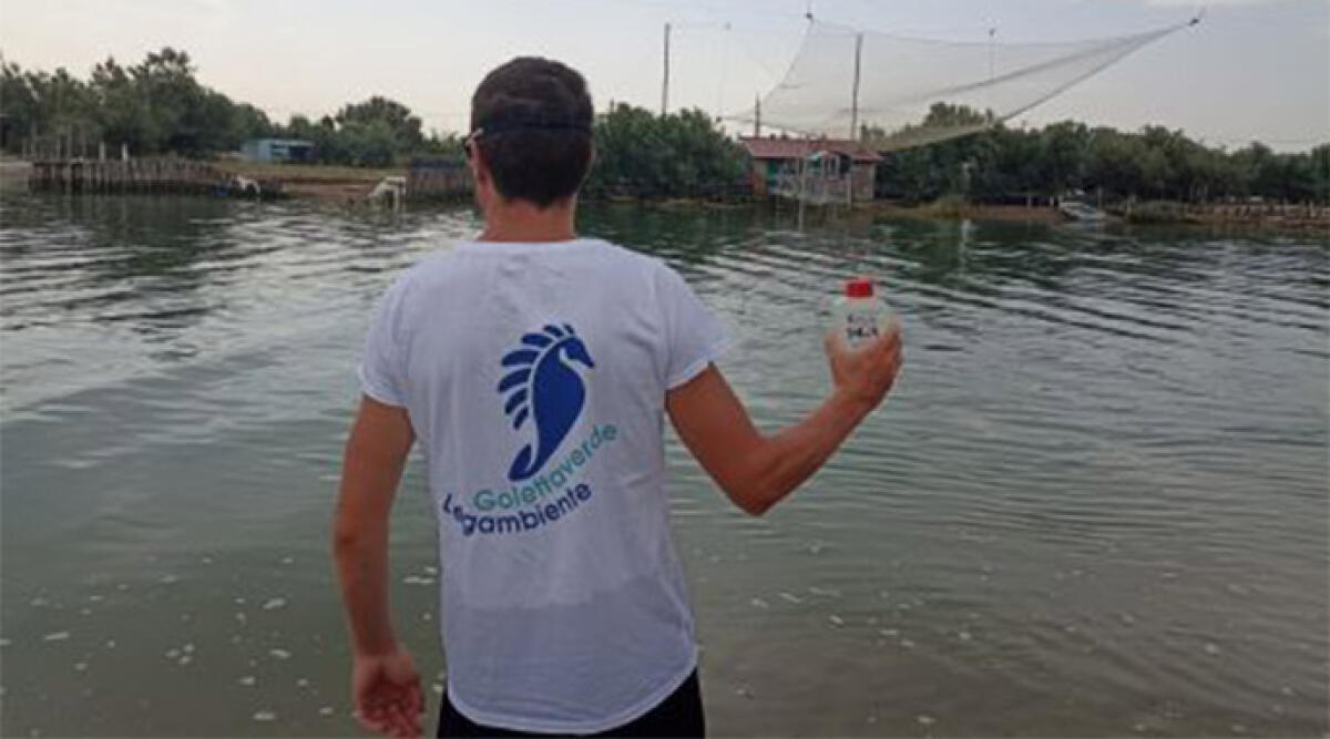 Riccione, Goletta Verde: "acque inquinate alla foce del Marano" - Volontario di Legambiente in azione per i campionamenti
