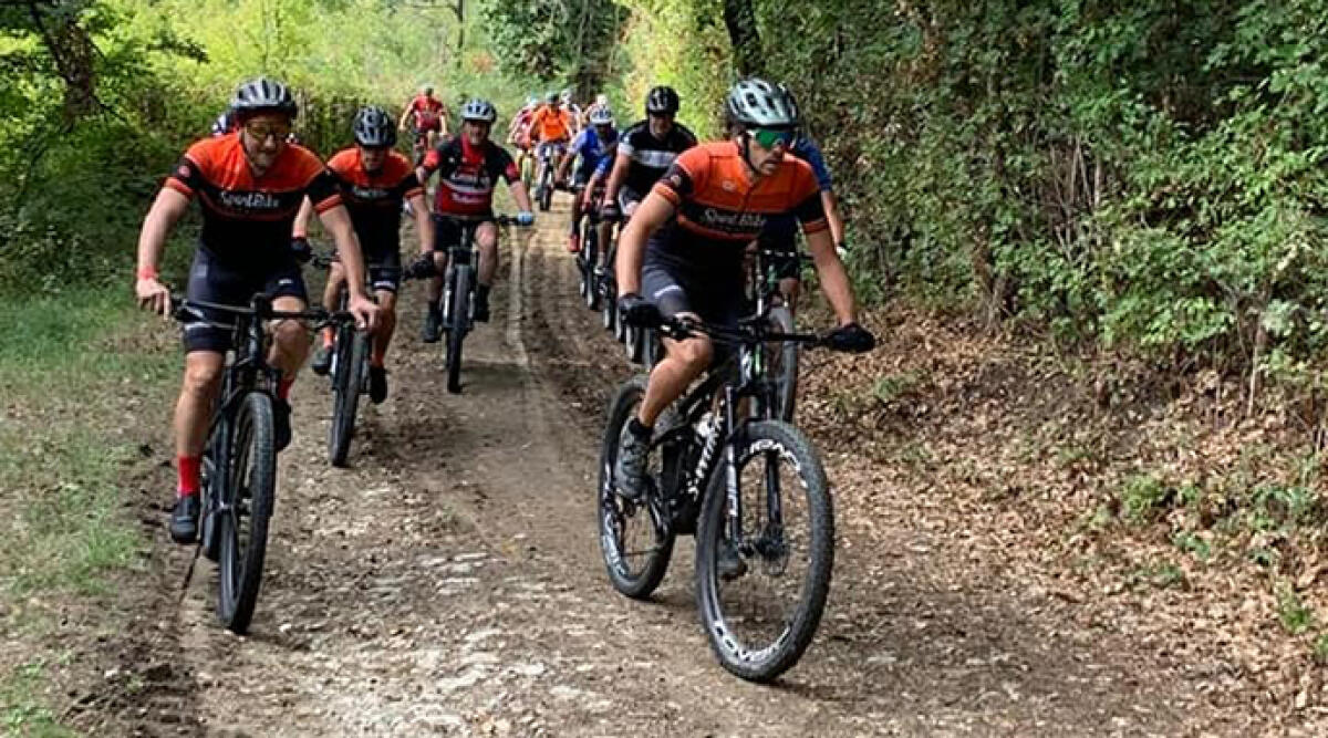 Pedalando tra natura e bellissimi single track: domenica torna l'Adriaticoast a Novafeltria - Un gruppo di biker nella passata edizione