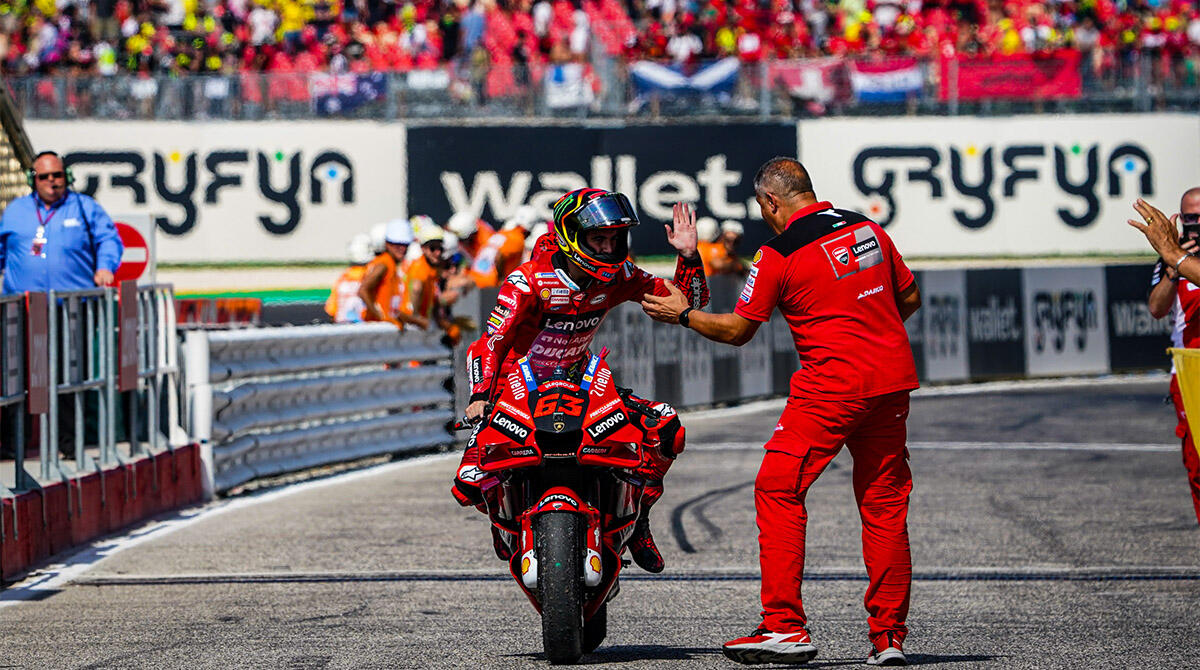 Motogp a Misano dall'8 al 10 settembre: ecco i poster di Aldo Drudi affissi in Riviera e a San Marino - Pecco Bagnaia festeggia la vittoria a Misano