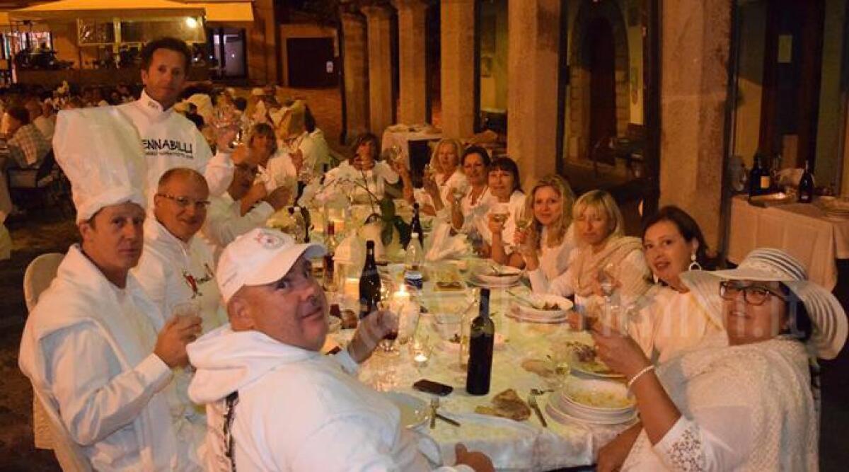 La cena in bianco torna a Pennabilli, la piazza diventa un ristorante: "Non sporcheremo, niente plastica, carta e lattine" - Cena in bianco a Pennabilli
