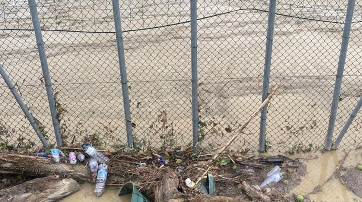 Il Meldola Calcio dopo l'alluvione riceve in dono palloni e materiale tecnico da un club reggiano - Il campo da calcio del Meldola durante l'alluvione di maggio