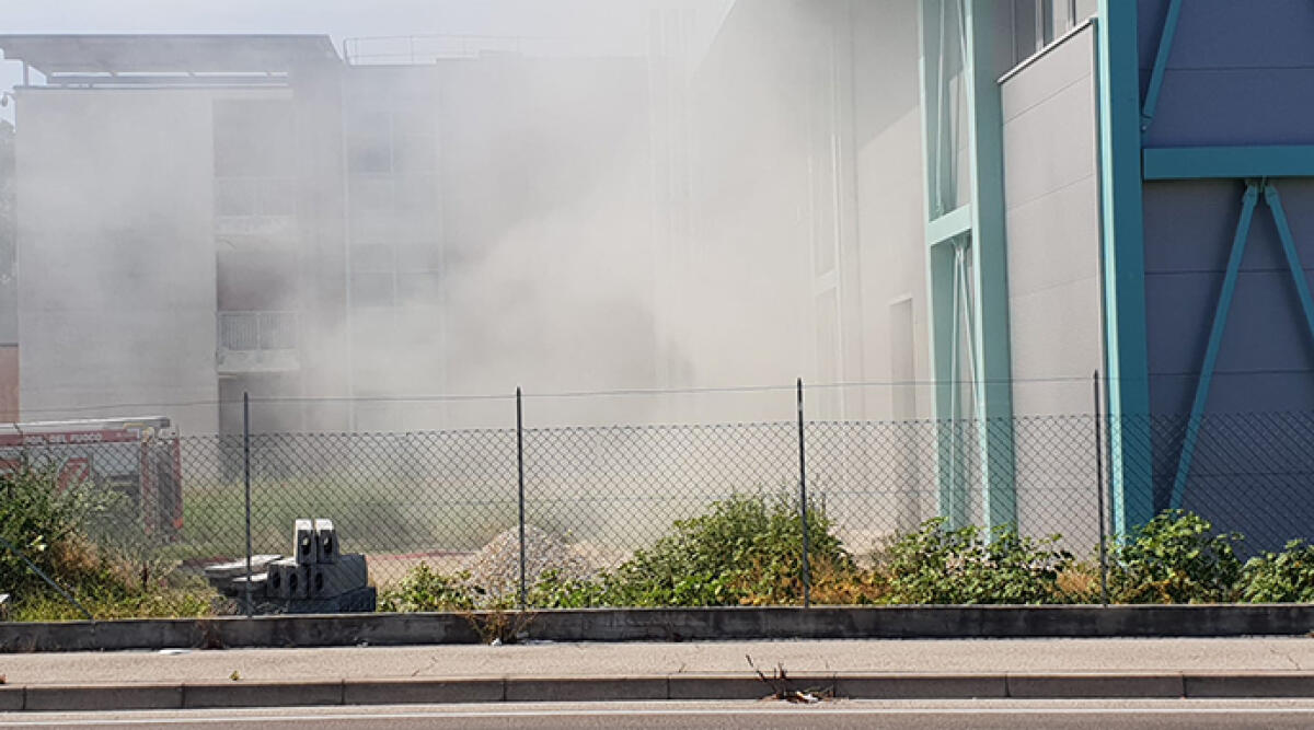 Fumo dalla palestra Valgimigli, principio d’incendio in cantiere subito risolto - Il fumo dalla riaperture