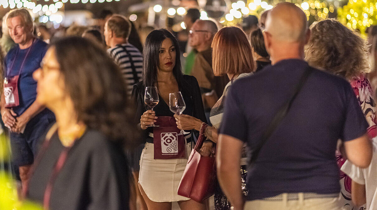 Eventi, a Rimini agosto inizia con il botto: dalle webstar alle degustazioni di vino, la parata del Summer Pride - P.Assaggi di Vino a Rimini