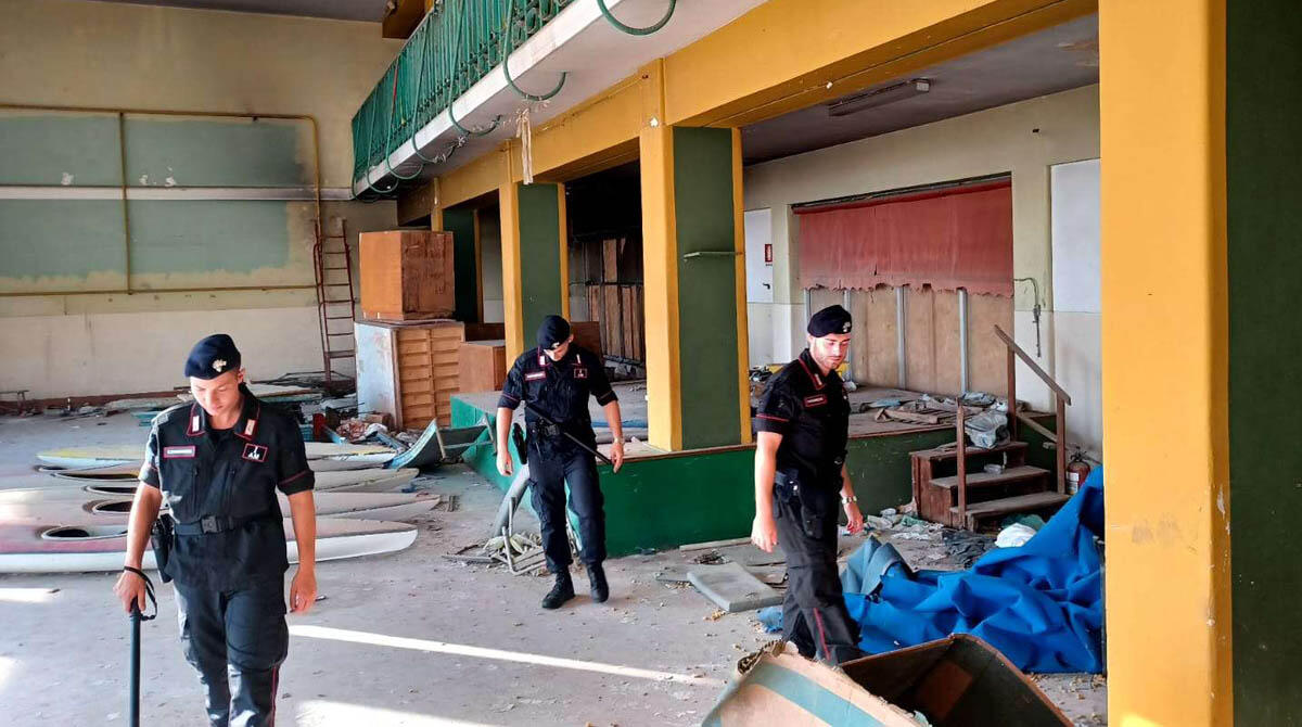 Controlli anti degrado negli ex hotel e nell'ex colonia Enel, in 9 sorpresi a bivaccare tra rifiuti e sporcizia - 