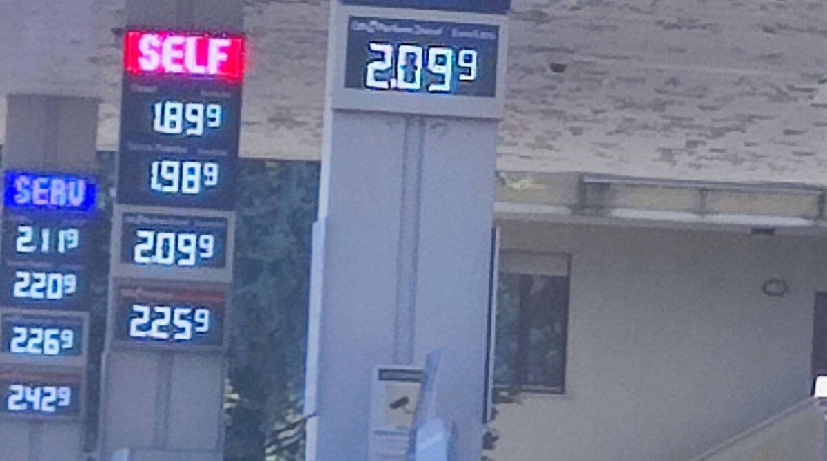 Benzina alle stelle, per le famiglie riminesi 216 euro di spesa in più all'anno - Cartelloni con i prezzi della benzina