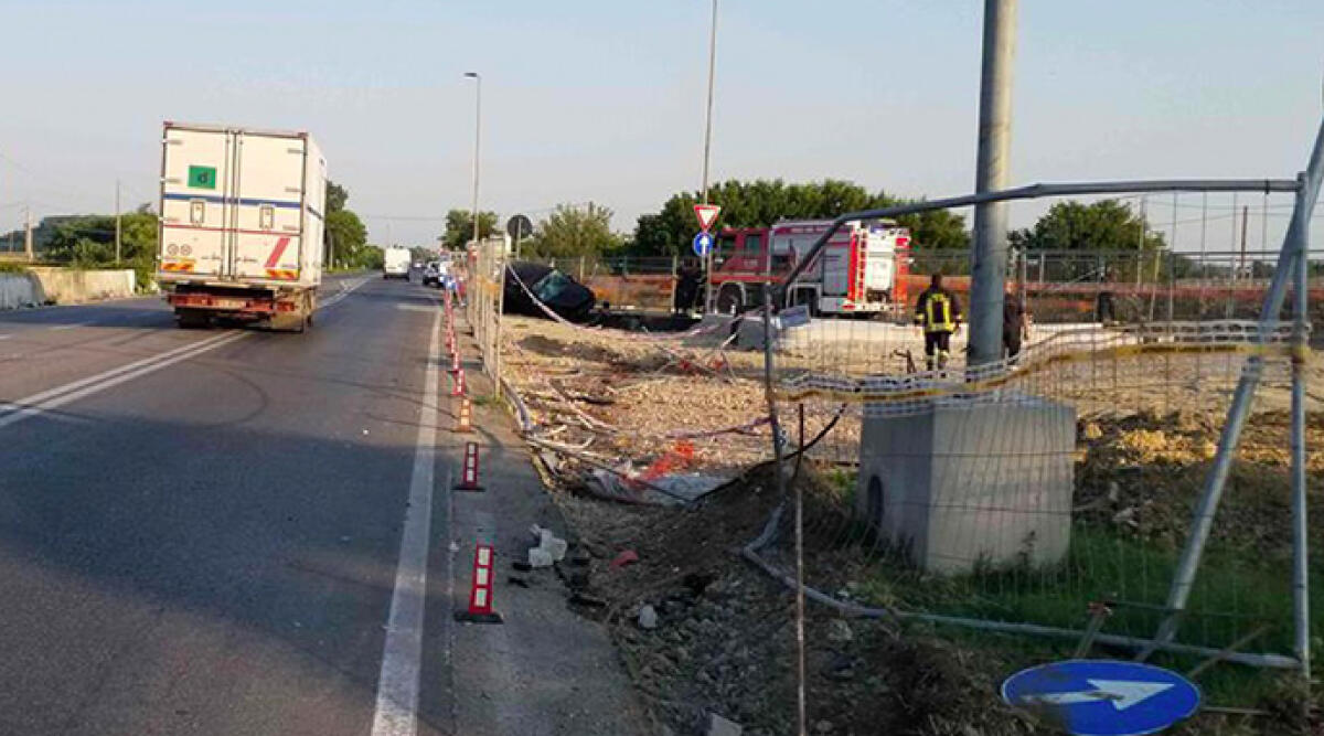 Incidente sulla Ss16: auto con 4 giovani si schianta in cantiere, feriti lievi - Il luogo dell'incidente sulla SS16: 4 giovani feriti