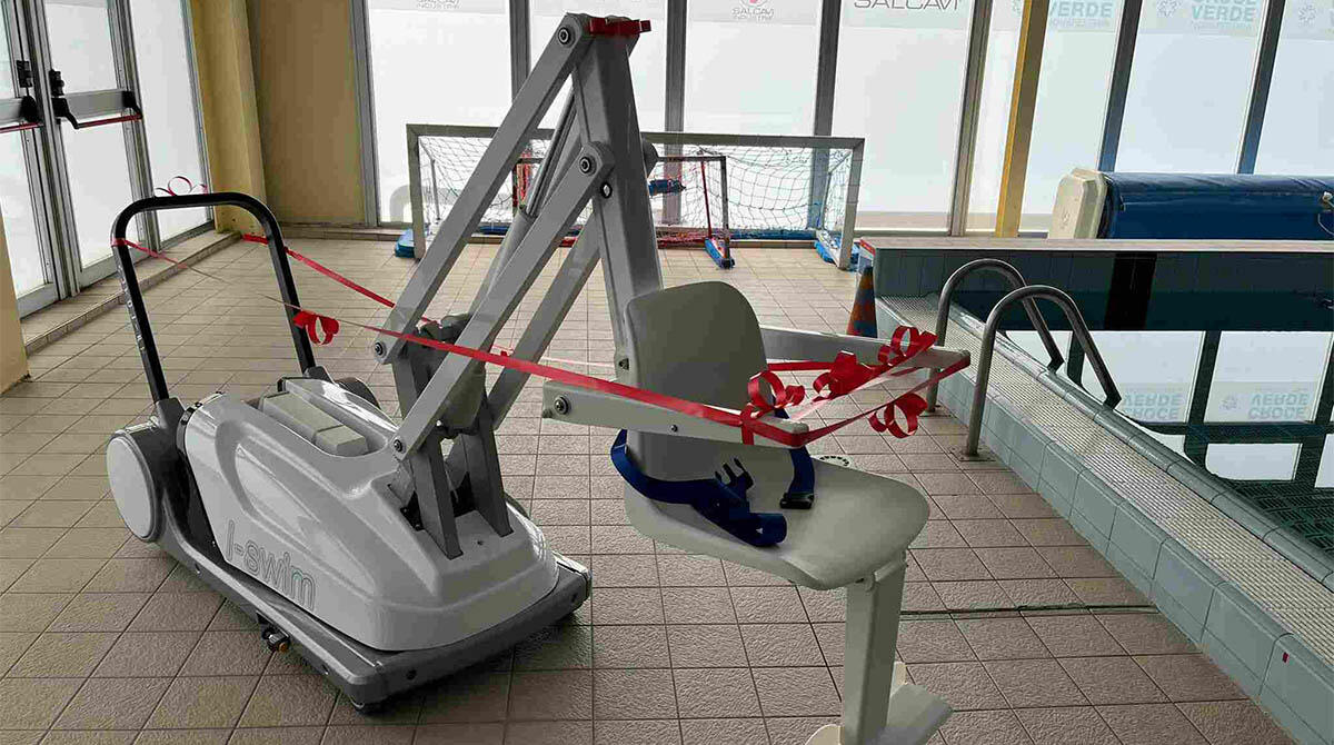 Piscina di Novafeltria accessibile a tutti: ecco il nuovo sollevatore - Nuovo sollevatore della piscina di Novafeltria