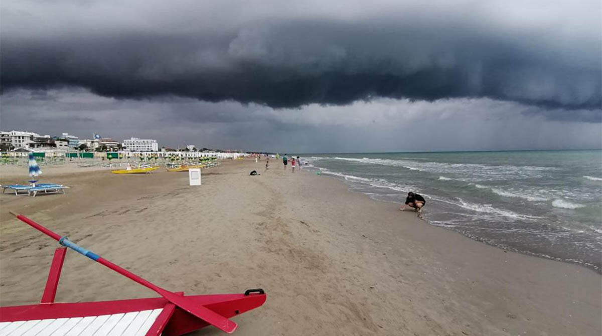 Tempo instabile nel fine settimana: estate addio, temporali e temperature in sensibile calo - Spiaggia di Rimini nuvole ARCHIVIO