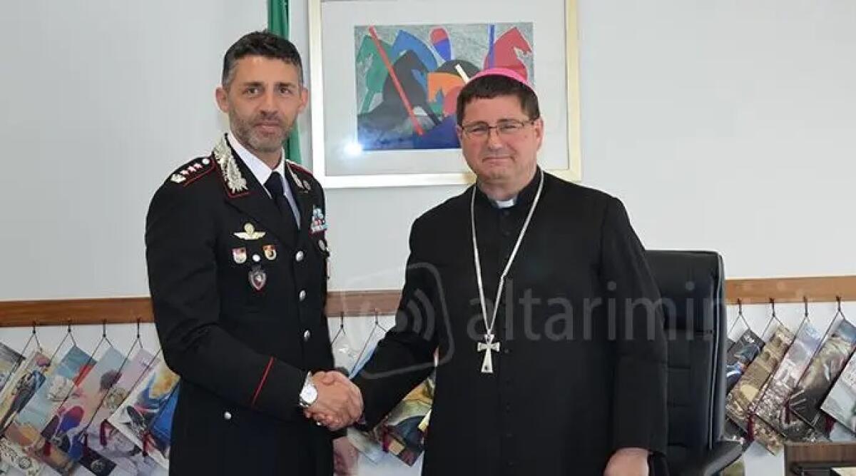 Colonnello La Mura lascia il Comando Provinciale di Rimini dei Carabinieri - Il Comandante La Mura con il Vescovo di Rimini