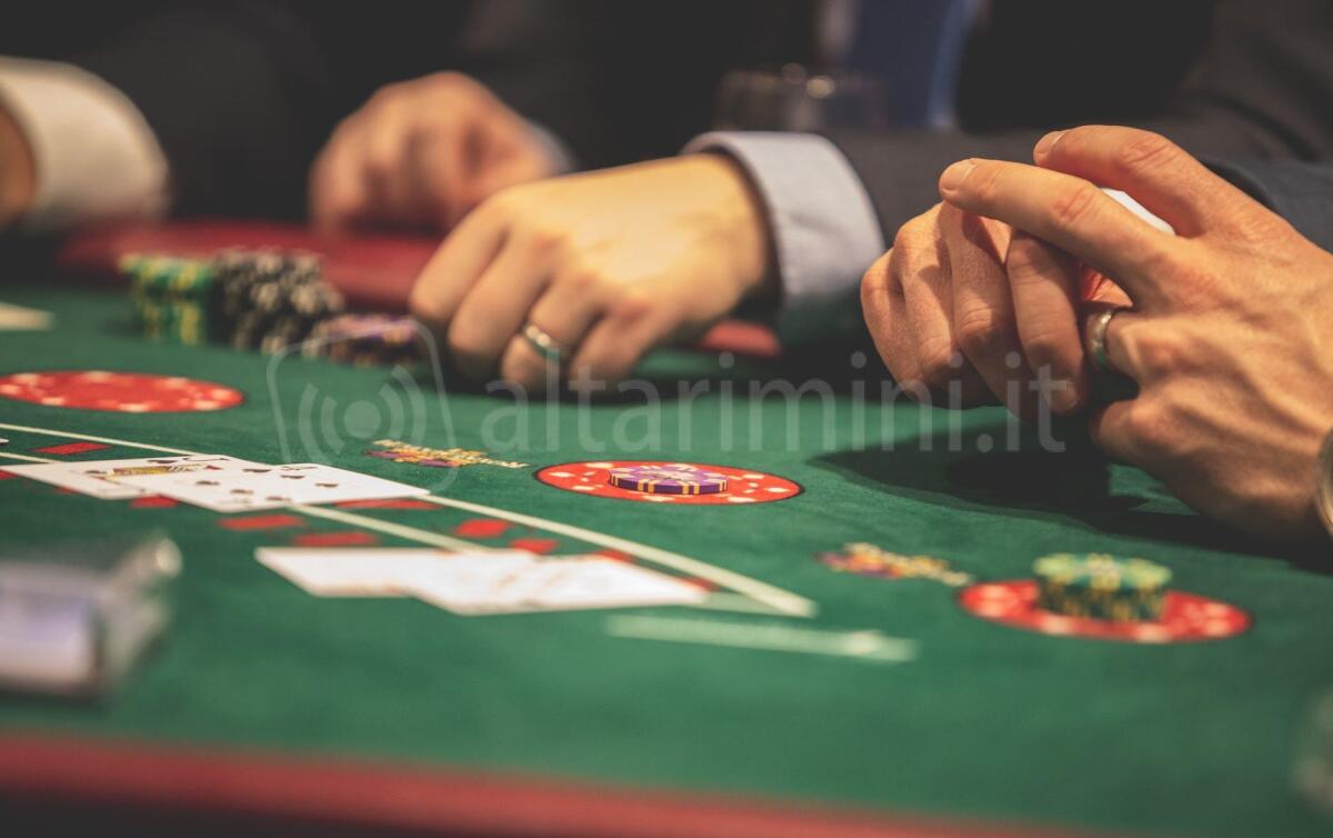 Modi per Sportaza accedi senza rischi: mezzi di sicurezza e opzioni di accesso - Photo by Drew Rae on <a href="https://www.pexels.com/photo/person-playing-poker-1871508/" rel="nofollow">Pexels.com</a>