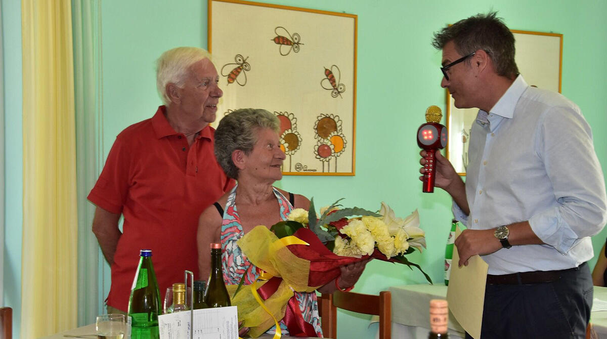 Fedeltà a Bellaria Igea Marina: da 60 anni in vacanza dalla provincia di Milano - L'assessore Michele Neri consegna l'attestato ai coniugi Pravettoni
